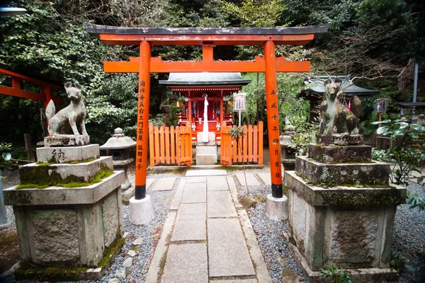 Kırmızı torii kapısı