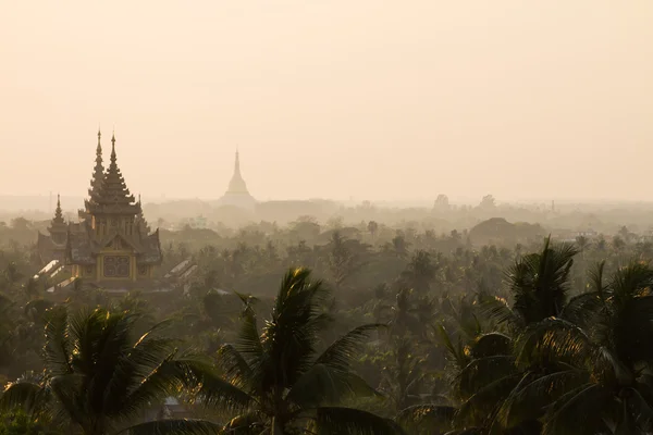 Západ slunce nad chrámy bagan v Myanmaru — Stock fotografie