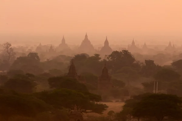 Západ slunce nad chrámy bagan v Myanmaru — Stock fotografie