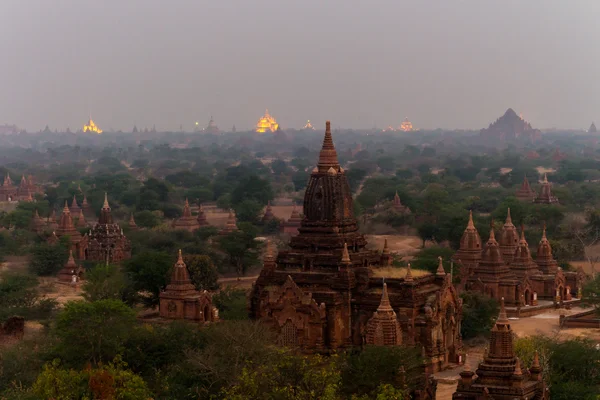 Západ slunce nad chrámy bagan v Myanmaru — Stock fotografie