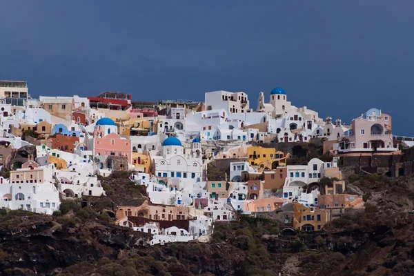 Arquitetura da aldeia de Oia na ilha de Santorini, Grécia — Fotografia de Stock