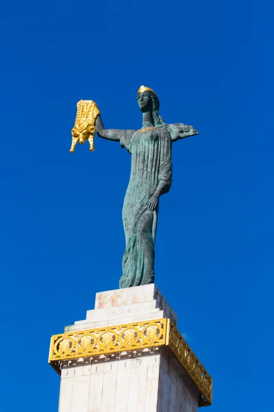 Altın Post holding medea heykeli