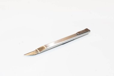 Beyaz zemin üzerinde kırtasiye bıçağı kesme kırtasiyesini ayır