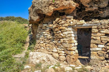 Uzun zamandır kurumuş olan Beyaz Nehir, Kıbrıs 'ın batı kıyısında tenha bir plaj oluşturur. Banyo olmadığında, dağ keçileri ve kertenkeleler yaşar burada..    