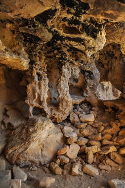 Uzun zamandır kurumuş olan Beyaz Nehir, Kıbrıs 'ın batı kıyısında tenha bir plaj oluşturur. Banyo olmadığında, dağ keçileri ve kertenkeleler yaşar burada..    