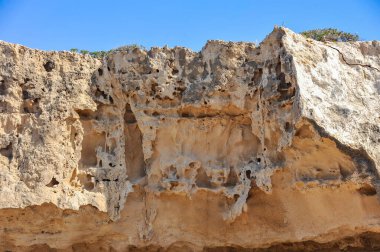 Uzun zamandır kurumuş olan Beyaz Nehir, Kıbrıs 'ın batı kıyısında tenha bir plaj oluşturur. Banyo olmadığında, dağ keçileri ve kertenkeleler yaşar burada..    
