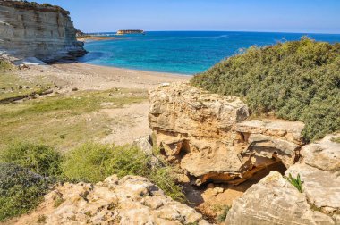Uzun zamandır kurumuş olan Beyaz Nehir, Kıbrıs 'ın batı kıyısında tenha bir plaj oluşturur. Banyo olmadığında, dağ keçileri ve kertenkeleler yaşar burada..    