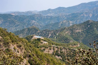 Başpiskopos Makarios III 'ün anısına ünlü Kykkos Manastırı' nın tepesine bir anıt dikildi. Anıtın güzelliği, Troodos Dağları 'nın panoraması tarafından vurgulanıyor..    