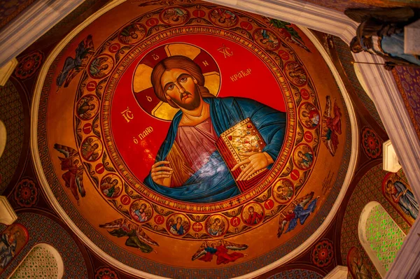 モザイクとフレスコ画で飾られた現代の教会の中心部には キプロスの上に祝福された雨のための祈りとして キュコスの聖母の象徴的な玉座があります — ストック写真