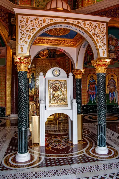 Centrum Nowoczesnego Kościoła Ozdobionego Mozaikami Freskami Znajduje Się Symboliczny Tron — Zdjęcie stockowe