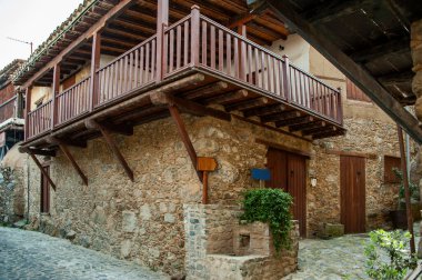 Kakopetria dağ köyü turistleri sadece antik tapınakları ve evleriyle değil, aynı zamanda kaldırımlı sokaklardaki birçok çiçekle de büyülüyor..   