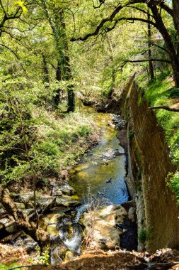 Troodos 'ta bulunan antik şarap yetiştiren Kilani köyü bir dağ nehrinin kıyısında yer almaktadır. Köy, kiliseleri ve pitoresk çevresiyle ünlüdür..     