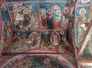 1099 yılında dikilen Panagia Asinu Kilisesi aynı zamanda fresklerle boyandı. 13. yüzyıldaki depremden sonra restore edilen kilise resmi artık UNESCO koruması altında..   