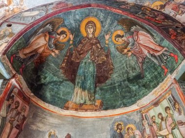 1099 yılında dikilen Panagia Asinu Kilisesi aynı zamanda fresklerle boyandı. 13. yüzyıldaki depremden sonra restore edilen kilise resmi artık UNESCO koruması altında..   