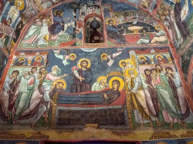 1099 yılında dikilen Panagia Asinu Kilisesi aynı zamanda fresklerle boyandı. 13. yüzyıldaki depremden sonra restore edilen kilise resmi artık UNESCO koruması altında..   