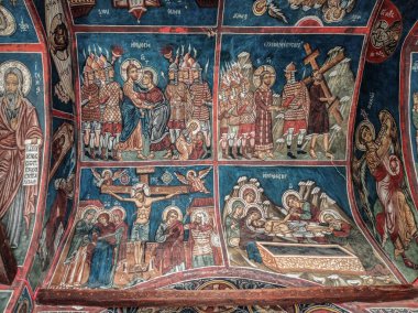 1099 yılında dikilen Panagia Asinu Kilisesi aynı zamanda fresklerle boyandı. 13. yüzyıldaki depremden sonra restore edilen kilise resmi artık UNESCO koruması altında..   