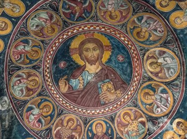 1099 yılında dikilen Panagia Asinu Kilisesi aynı zamanda fresklerle boyandı. 13. yüzyıldaki depremden sonra restore edilen kilise resmi artık UNESCO koruması altında..   