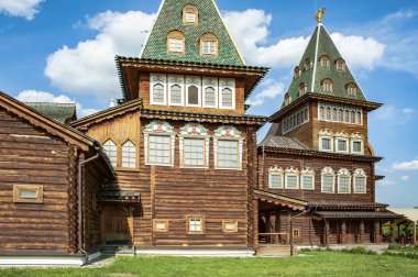 Çar Alexei Mikhailovich 'in Kolomenskoye' deki kır sarayı 1668 yılında inşa edilmiş ve 270 odadan oluşmuştur. Bugün, eski çizimlere göre tam bir kopyası yapıldı..   