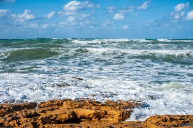 Güçlü bir Kasım rüzgarı, kıyıya doğru kükreyen dalgalar salıyor ve beyaz köpükleri kopartıyor. Paphos ve yakındaki köylerin tüm plajları fırtınalı sularla doludur..       