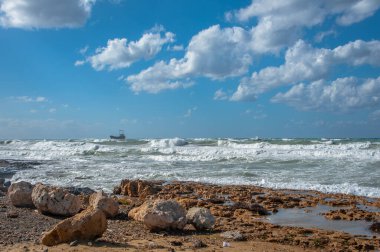 Güçlü bir Kasım rüzgarı, kıyıya doğru kükreyen dalgalar salıyor ve beyaz köpükleri kopartıyor. Paphos ve yakındaki köylerin tüm plajları fırtınalı sularla doludur..       