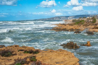 Güçlü bir Kasım rüzgarı, kıyıya doğru kükreyen dalgalar salıyor ve beyaz köpükleri kopartıyor. Paphos ve yakındaki köylerin tüm plajları fırtınalı sularla doludur..       