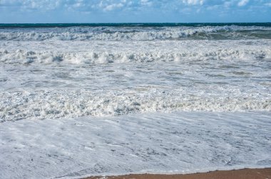 Güçlü bir Kasım rüzgarı, kıyıya doğru kükreyen dalgalar salıyor ve beyaz köpükleri kopartıyor. Paphos ve yakındaki köylerin tüm plajları fırtınalı sularla doludur..       