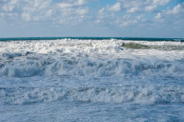 Güçlü bir Kasım rüzgarı, kıyıya doğru kükreyen dalgalar salıyor ve beyaz köpükleri kopartıyor. Paphos ve yakındaki köylerin tüm plajları fırtınalı sularla doludur..       