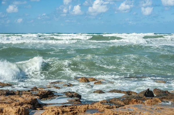 Сильний Листопадовий Вітер Підштовхує Гуркотливі Хвилі Берега Відриваючи Від Білу — стокове фото