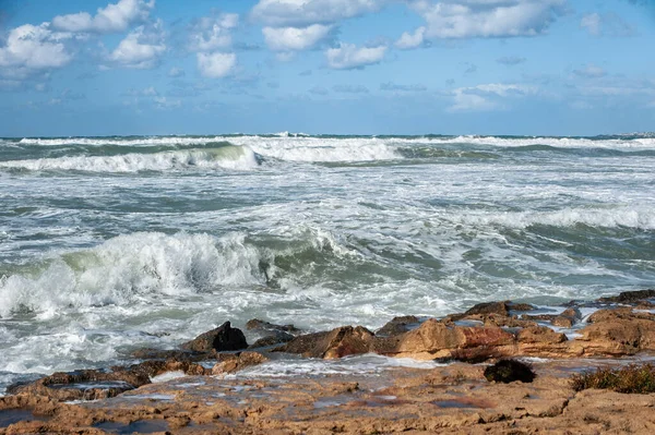 Сильний Листопадовий Вітер Підштовхує Гуркотливі Хвилі Берега Відриваючи Від Білу — стокове фото
