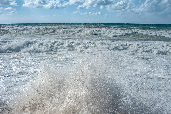 Angin November Yang Kuat Mendorong Gelombang Menderu Pantai Merobek Busa — Stok Foto