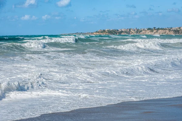 強い11月の風は 彼等から白い泡を引き裂いて 海岸へと波をとどろかせます パフォスと近くの村のすべてのビーチは嵐の水であふれています — ストック写真