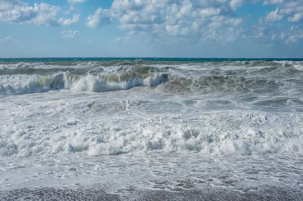 Angin November Yang Kuat Mendorong Gelombang Menderu Pantai Merobek Busa — Stok Foto