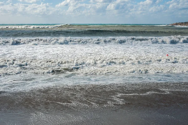 파도를 해변으로 그들에게서 거품을 찢는다 근처에 모래투성이의 해변에 폭풍우 가치는 — 스톡 사진