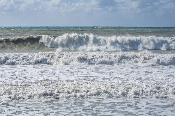 Fort Vent Novembre Pousse Des Vagues Rugissantes Jusqu Rivage Leur — Photo