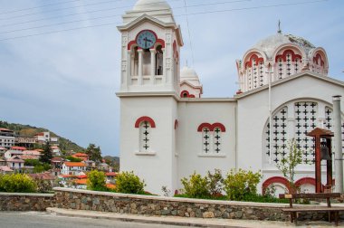 1474 yılında inşa edilen Başmelek Michael Kilisesi, Pedoulas köyünde yer almaktadır. Kıbrıs Rum Kesimi 'ndeki pek çok dağ kilisesinin aksine, asimetrik geçitli çatıya sahiptir..   