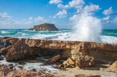 Güçlü bir Kasım rüzgarı, kıyıya doğru kükreyen dalgalar salıyor ve beyaz köpükleri kopartıyor. Dalgalar kayalık kıyılara çarpar, milyonlarca su sıçraması ile havayı doyurur..       