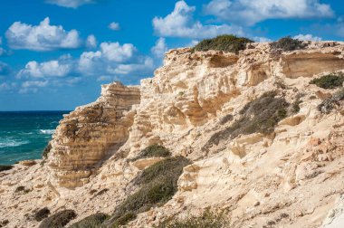 Heykel rahatlığı, rüzgârla cilalanmış üstleri ve tenha koyları ile öngörülemez şekildeki beyaz kayalar Kıbrıs 'ın batı kıyısında çarpıcı bir doğa olayıdır.      