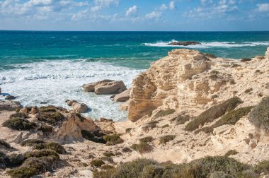 Heykel rahatlığı, rüzgârla cilalanmış üstleri ve tenha koyları ile öngörülemez şekildeki beyaz kayalar Kıbrıs 'ın batı kıyısında çarpıcı bir doğa olayıdır.      