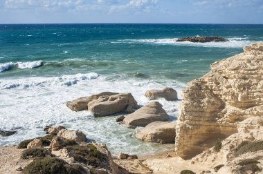 Heykel rahatlığı, rüzgârla cilalanmış üstleri ve tenha koyları ile öngörülemez şekildeki beyaz kayalar Kıbrıs 'ın batı kıyısında çarpıcı bir doğa olayıdır.      