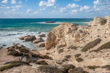 Heykel rahatlığı, rüzgârla cilalanmış üstleri ve tenha koyları ile öngörülemez şekildeki beyaz kayalar Kıbrıs 'ın batı kıyısında çarpıcı bir doğa olayıdır.      