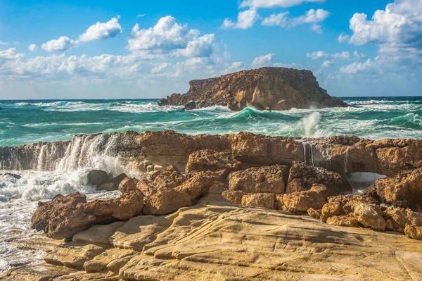 Güçlü bir Kasım rüzgarı, kıyıya doğru kükreyen dalgalar salıyor ve beyaz köpükleri kopartıyor. Dalgalar kayalık kıyılara çarpar, milyonlarca su sıçraması ile havayı doyurur..       