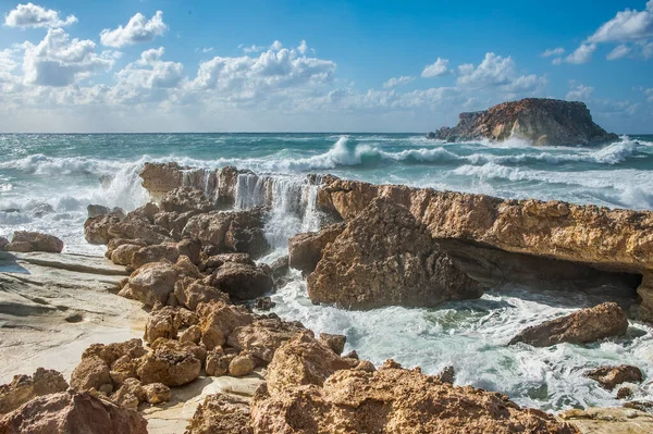 Güçlü bir Kasım rüzgarı, kıyıya doğru kükreyen dalgalar salıyor ve beyaz köpükleri kopartıyor. Dalgalar kayalık kıyılara çarpar, milyonlarca su sıçraması ile havayı doyurur..       