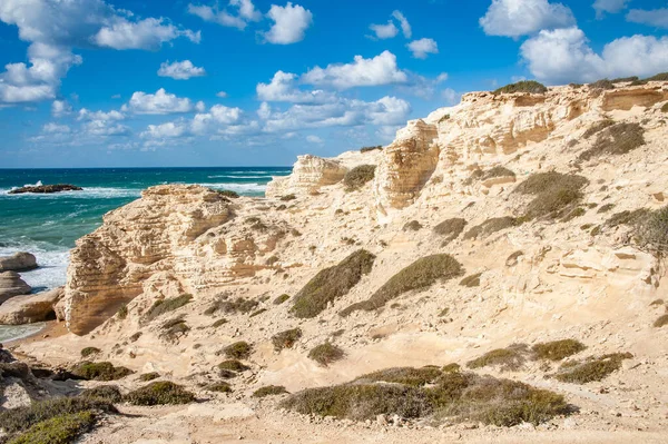 Heykel rahatlığı, rüzgârla cilalanmış üstleri ve tenha koyları ile öngörülemez şekildeki beyaz kayalar Kıbrıs 'ın batı kıyısında çarpıcı bir doğa olayıdır.      