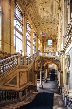 The castle of Akaya of the Dukes of Savoy arose on the site of a Roman camp. In the XVIII century, the court architect Filippo Juvarra added a grand vestibule with a luxurious staircase to it   