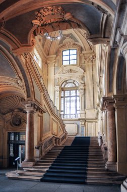 The castle of Akaya of the Dukes of Savoy arose on the site of a Roman camp. In the XVIII century, the court architect Filippo Juvarra added a grand vestibule with a luxurious staircase to it   