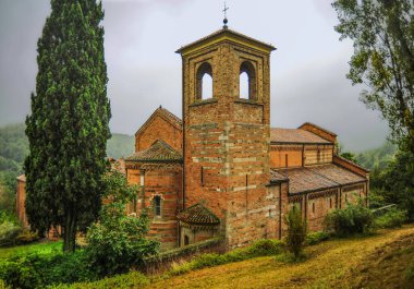 Vezzolano Abbey, Piedmont 'un olağanüstü bir mimari kompleksidir. Özellikle 12. yüzyıldan kalma kabartmalarla Bazilika 'nın merkez haznesindeki atari bölümü ilgi çekici..  