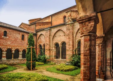 Vezzolano Abbey, Piedmont 'un olağanüstü bir mimari kompleksidir. Özellikle 12. yüzyıldan kalma kabartmalarla Bazilika 'nın merkez haznesindeki atari bölümü ilgi çekici..  