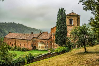 Vezzolano Abbey, Piedmont 'un olağanüstü bir mimari kompleksidir. Özellikle 12. yüzyıldan kalma kabartmalarla Bazilika 'nın merkez haznesindeki atari bölümü ilgi çekici..  
