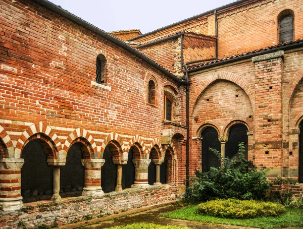 维佐拉诺修道院是中世纪皮德蒙特的一座杰出的建筑建筑群 特别令人感兴趣的是12世纪带有浮雕的大教堂中央中殿的拱廊分隔 — 图库照片