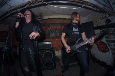 konser gece kulübünde metal grubu